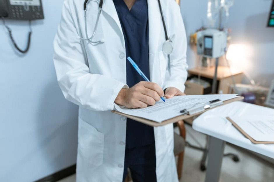 What is the role of a medical expert witness in a car accident lawsuit?